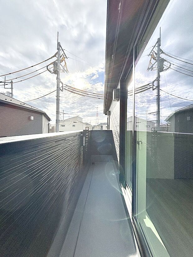 南向きのバルコニー！ご家族の洗濯物はもちろん、お布団もたっぷり干せます！
