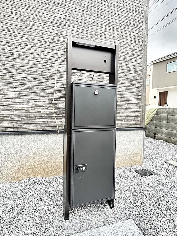 表札・インターホン・ポスト・宅配ＢＯＸをひとつに集約。エントランスになじむシンプルデザイン。
