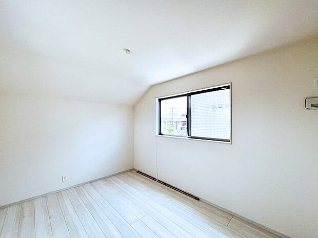 開放感のある勾配天井が素敵な洋室。どんなお部屋にするか考えるのが楽しみですね。