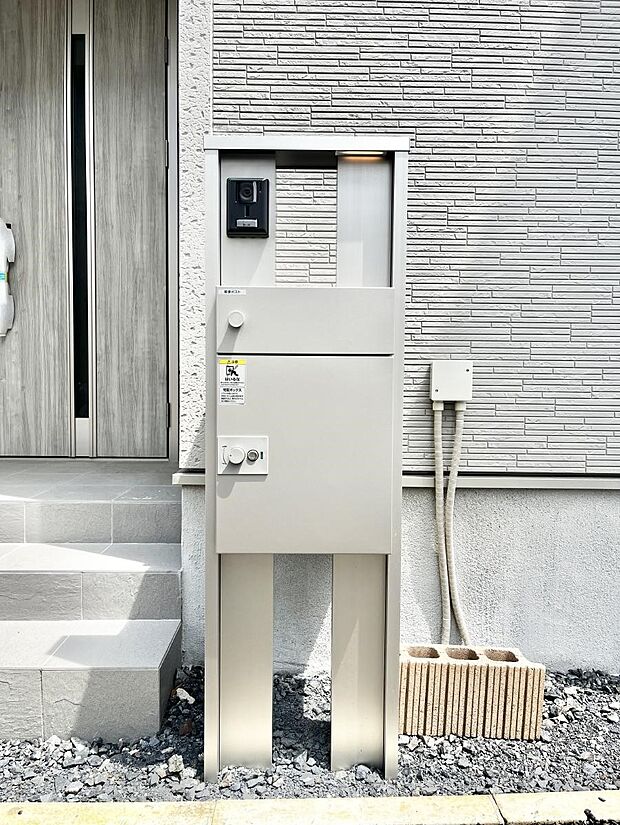 表札・インターホン・ポスト・宅配BOXをひとつに集約。エントランスになじむシンプルデザイン。