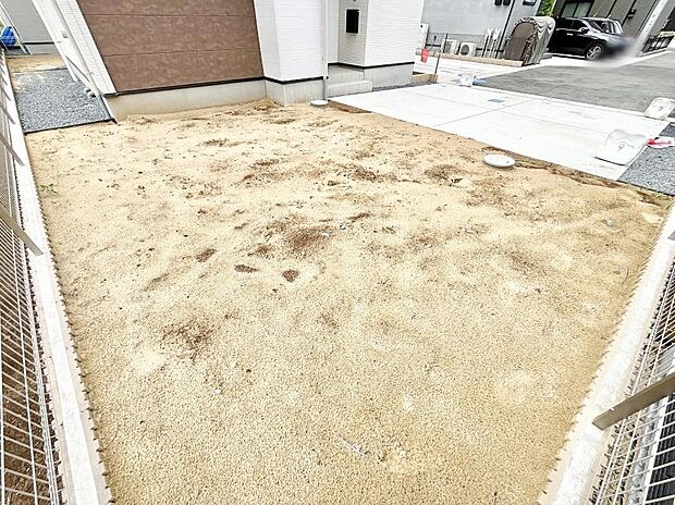家族で楽しめる庭付きです。ガーデニングや物置を置いたり、お子様がいらっしゃるご家庭ではプールなど使い方はさまざまです。 