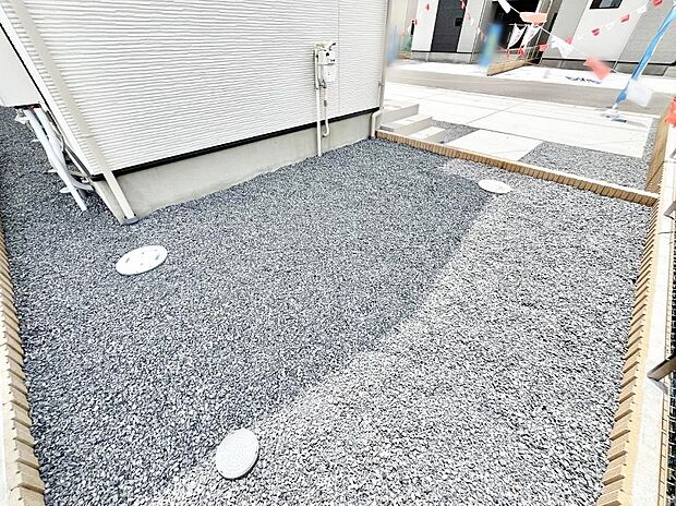 家族で楽しめる庭付きです。ガーデニングや物置を置いたり、お子様がいらっしゃるご家庭ではプールなど使い方はさまざまです。