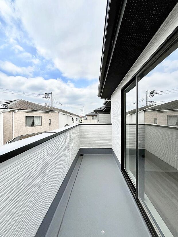 暖かな陽光が降り注ぐバルコニーはお洗濯におすすめ。爽やかな風も心地よいです。