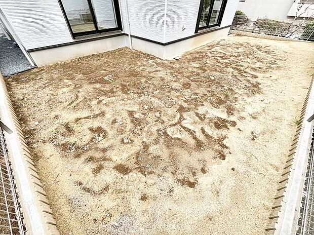 家族で楽しめる庭付きです。ガーデニングや物置を置いたり、お子様がいらっしゃるご家庭ではプールなど使い方はさまざまです。