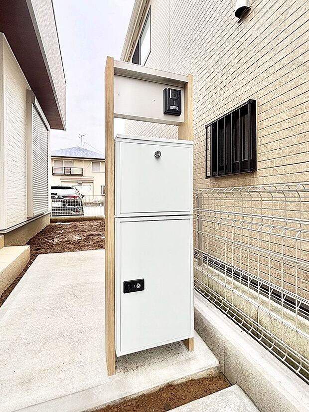 表札・インターホン・ポスト・宅配BOXをひとつに集約。エントランスになじむシンプルデザイン。
