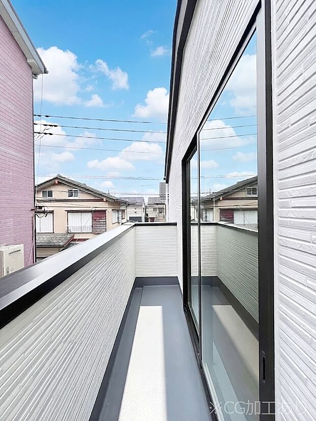 暖かな陽光が降り注ぐバルコニーはお洗濯におすすめ。爽やかな風も心地よいです。