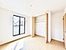 子供部屋：お子さまのお部屋としても！衣類の整理整頓に便利なクローゼット付きの洋室。