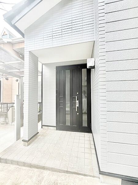 玄関前は雨が降っても濡れにくい屋根付き