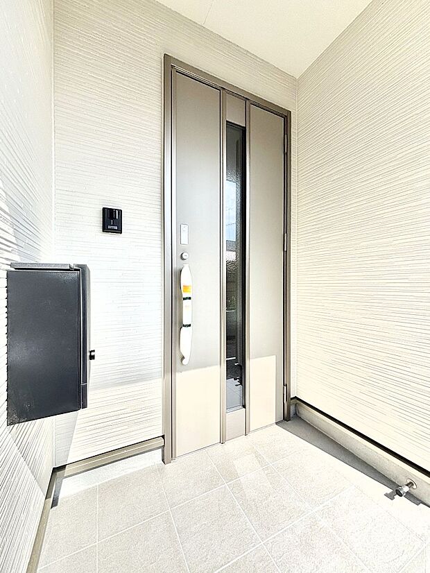 シンプルで落ち着いた雰囲気の玄関でご家族やお客様をお出迎え!