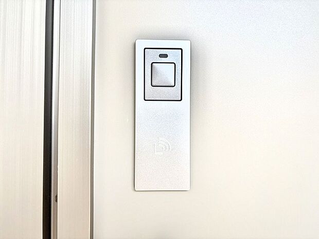 ボタンを押してかざすだけ!玄関ドアは電子キー仕様です