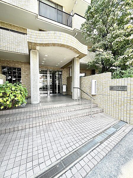 外観 綺麗なエントランスは、居住者を優しく迎えいれてくれます