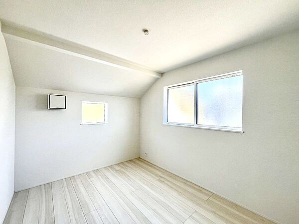 2面採光で気持ちよく自然光が取り入れられるのでお子様のお部屋にもピッタリ