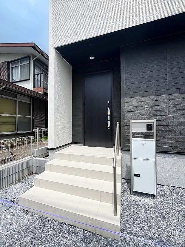 大切な家族、来客を出迎える玄関。