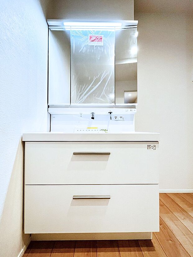 大きく見やすい三面鏡で清潔感ある洗面台は、身だしなみチェックや肌のお手入れにおすすめです。