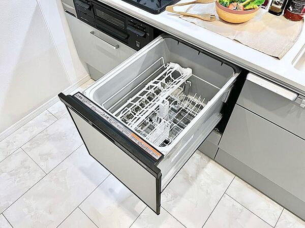 面倒なお片づけは食洗機にお任せ！家事の負担が減って、時間にも気持ちにもゆとりができます。