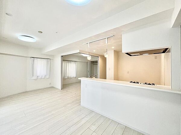 隣接の洋室を開放するとさらに広々