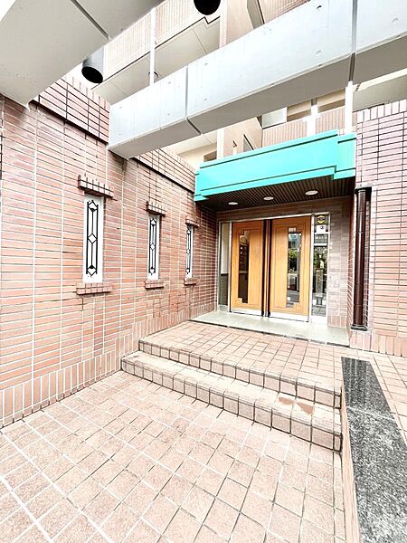 落ち着いた雰囲気のエントランス
