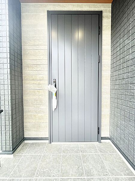 住まいの顔を演出する、玄関ドア。