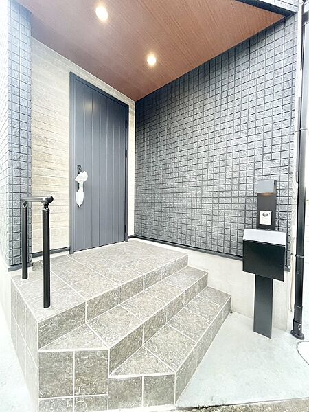 大切な家族、来客を出迎える玄関。玄関前は屋根付きで雨が降っていても濡れにくいです。