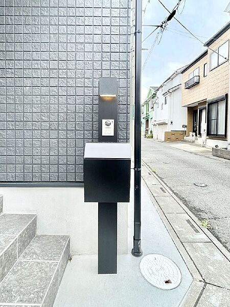 表札・インターホン・ポストをひとつに集約。エントランスになじむシンプルデザイン。