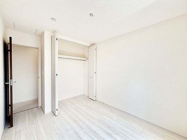 お子さまのお部屋としても!衣類の整理整頓に便利なクローゼット付きの洋室!