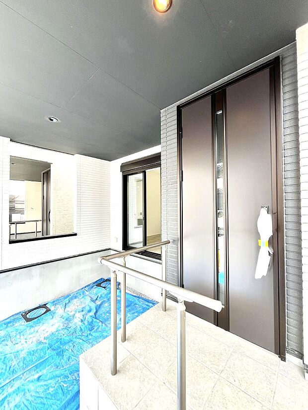 大切な家族、来客を出迎える玄関。