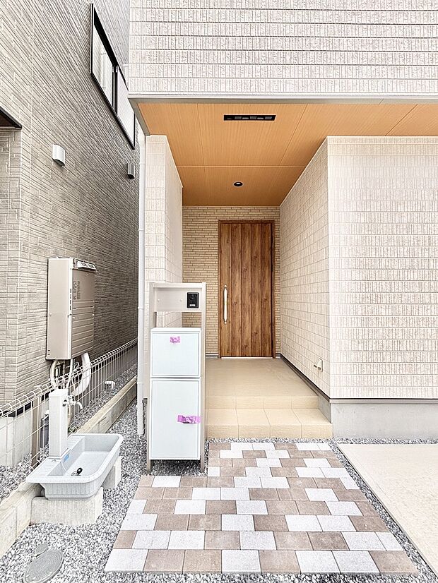 大切な家族、来客を出迎える玄関。玄関前は屋根付きで雨が降っていても濡れにくいです。 