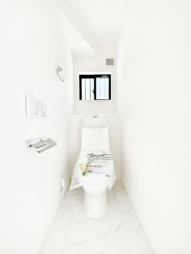 明るく清潔感のあるトイレです。