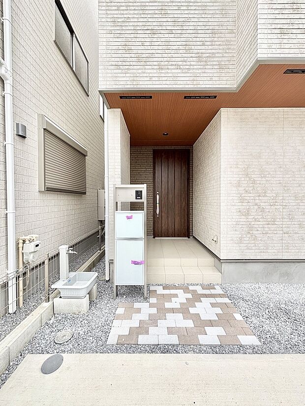 大切な家族、来客を出迎える玄関。玄関前は屋根付きで雨が降っていても濡れにくいです。