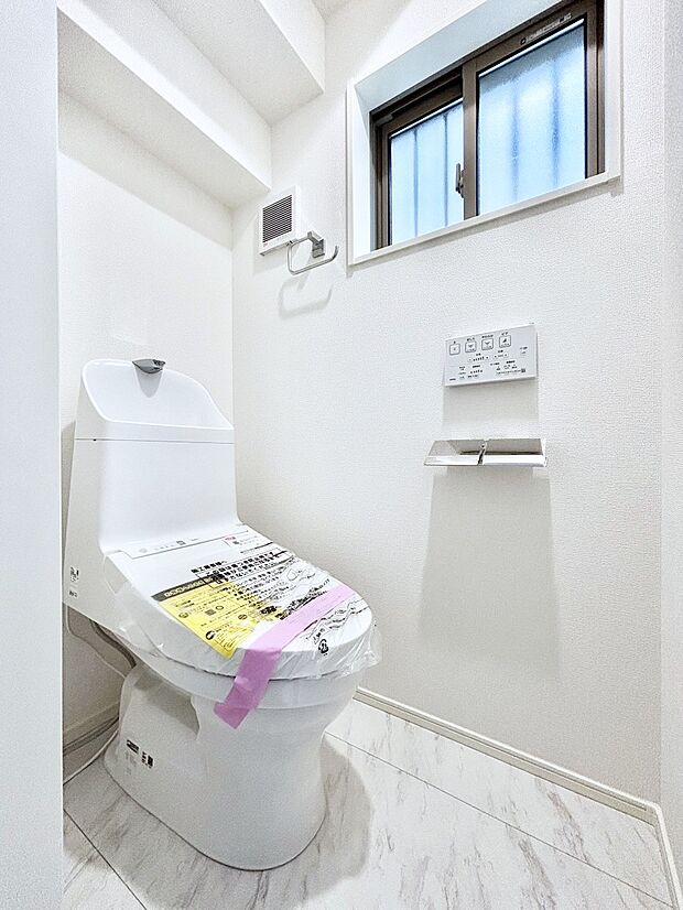 ウォシュレット付きトイレが安心の2ヶ所!朝のバタバタも一安心です。