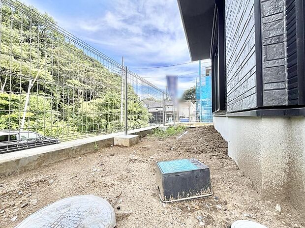 ガーデニングや家庭菜園も楽しめるお庭付き。