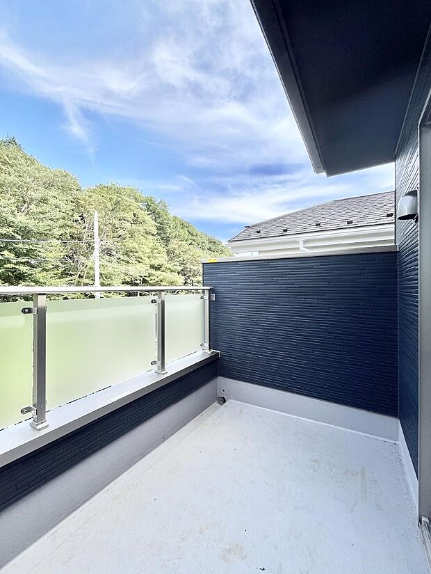 暖かな陽光が降り注ぐバルコニーはお洗濯におすすめ。爽やかな風も心地よいです。