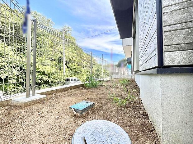 プランターを並べて季節のお花を楽しめるお庭付き。