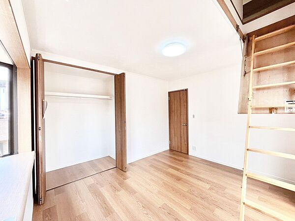 小屋裏収納付きの洋室！季節の品や趣味の品などスッキリ収納できますね