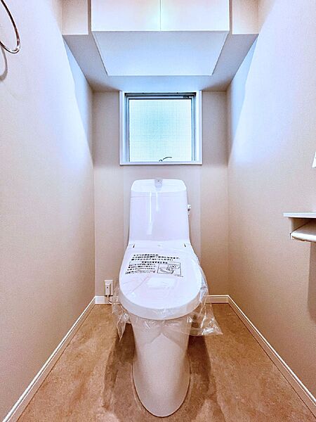 明るく清潔感のあるトイレです。