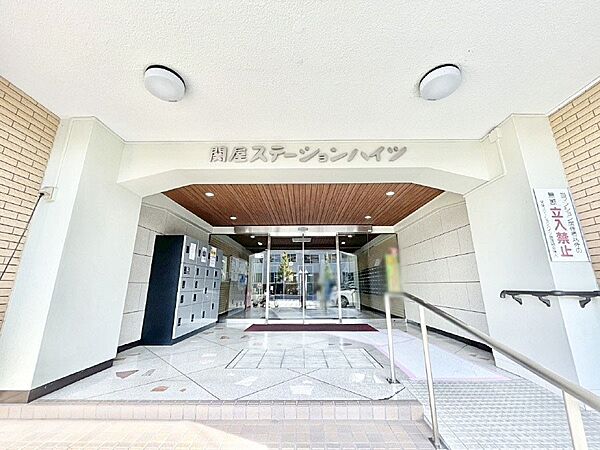 落ち着いた雰囲気のエントランス