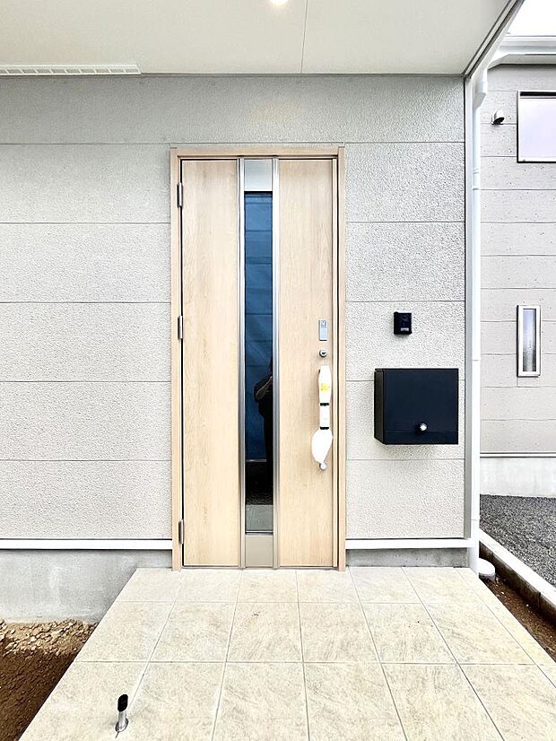 大切な家族、来客を出迎える玄関。