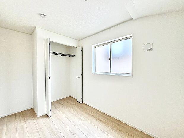 お子さまのお部屋としても!衣類の整理整頓に便利なクローゼット付きの洋室。