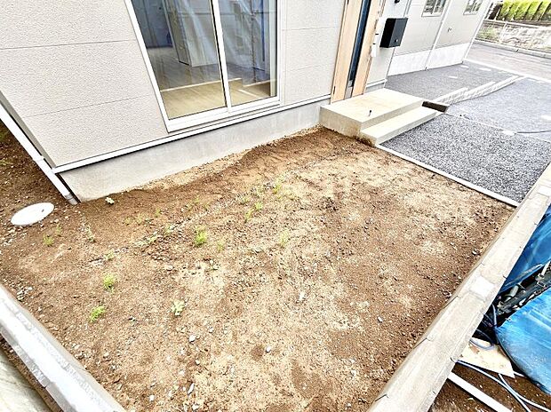 プランターを並べて季節のお花を楽しめるお庭付き。