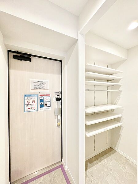 たっぷりの収納力を備えたシューズインクローゼット付きの玄関　
