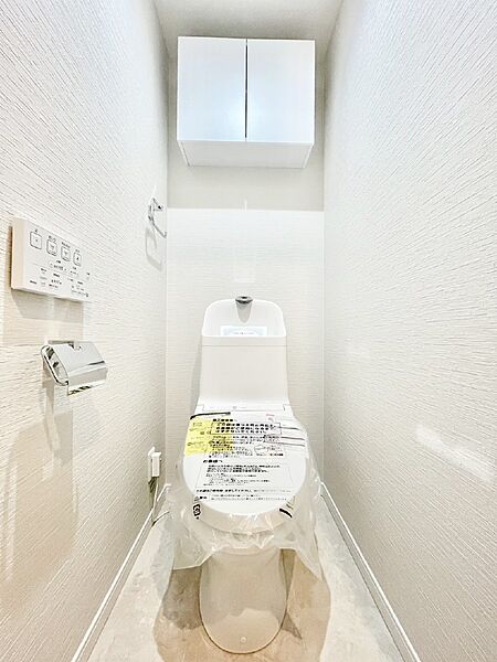 トイレは白を基調とした清潔感のある落ち着ける空間に！　