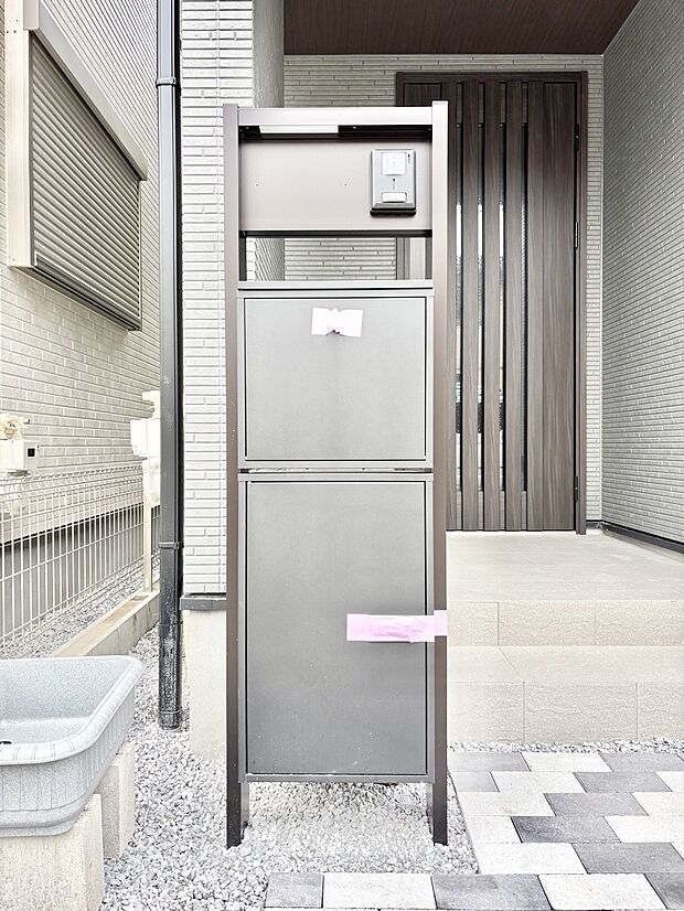表札・インターホン・ポスト・宅配BOXをひとつに集約。エントランスになじむシンプルデザイン。