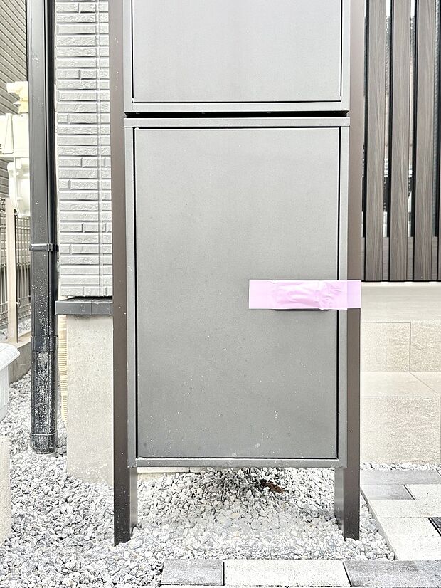 外観「宅配ボックス」 時間を気にせず宅配物をいつでも安全に受け取れます。