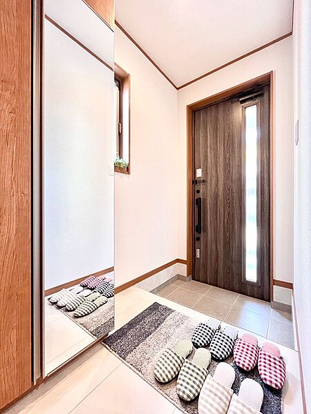 明るい玄関はお客様をお出迎えするのにぴったりです！