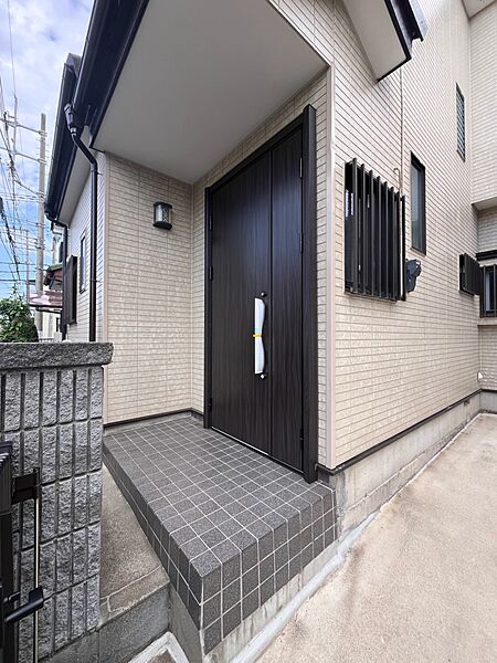 大切な家族、来客を出迎える玄関。