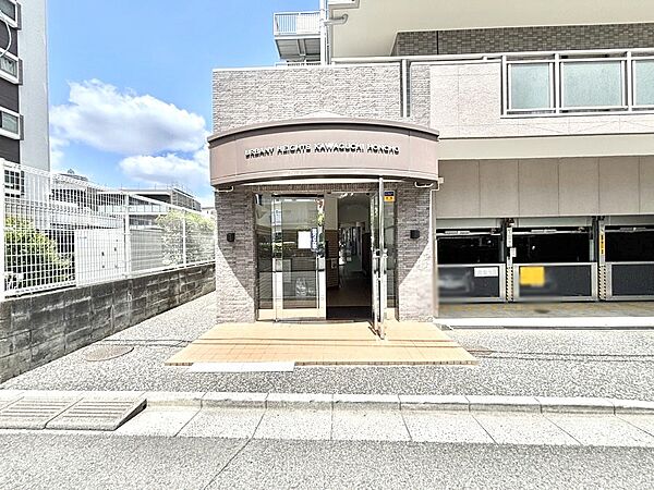 外観 綺麗なエントランスは、居住者を優しく迎えいれてくれます
