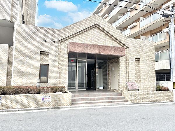 外観 綺麗なエントランスは、居住者を優しく迎えいれてくれます