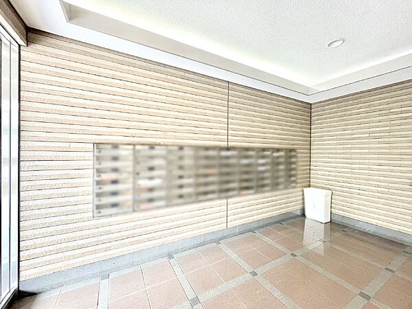 ポストはエントランス内にあるので雨に濡れず郵便が受け取れますね！