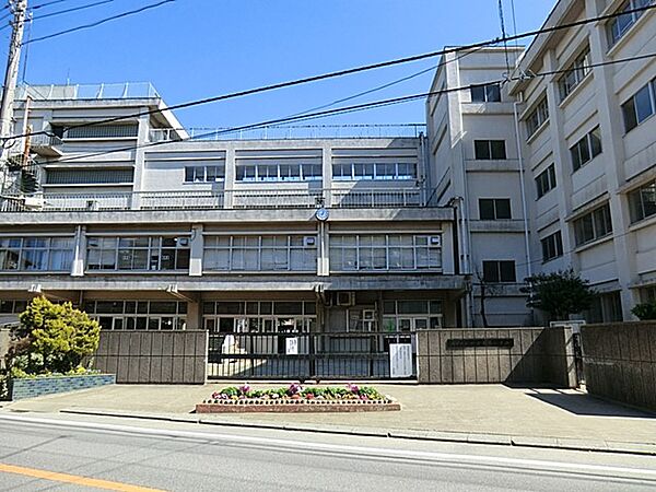 小学校 140m 松戸市立六実第三小学校