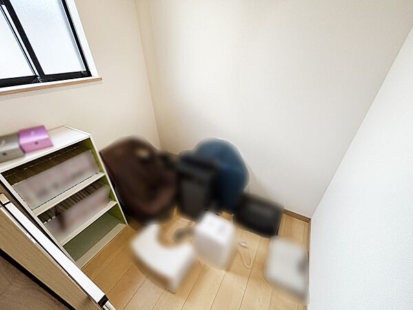 小窓付きの明るい納戸は用途様々